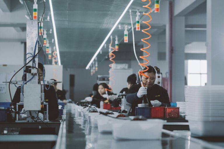 En China son famosas las jornadas laborales eternas. La solución estaba en echar a la calle a los empleados a su hora