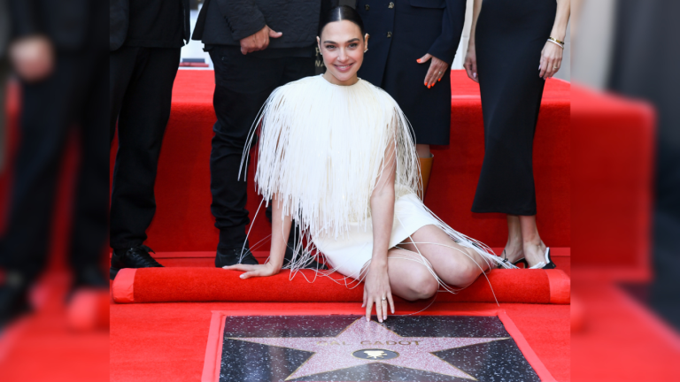 Entre protestas y disturbios, Gal Gadot inauguró su estrella en el paseo de la fama de Hollywood