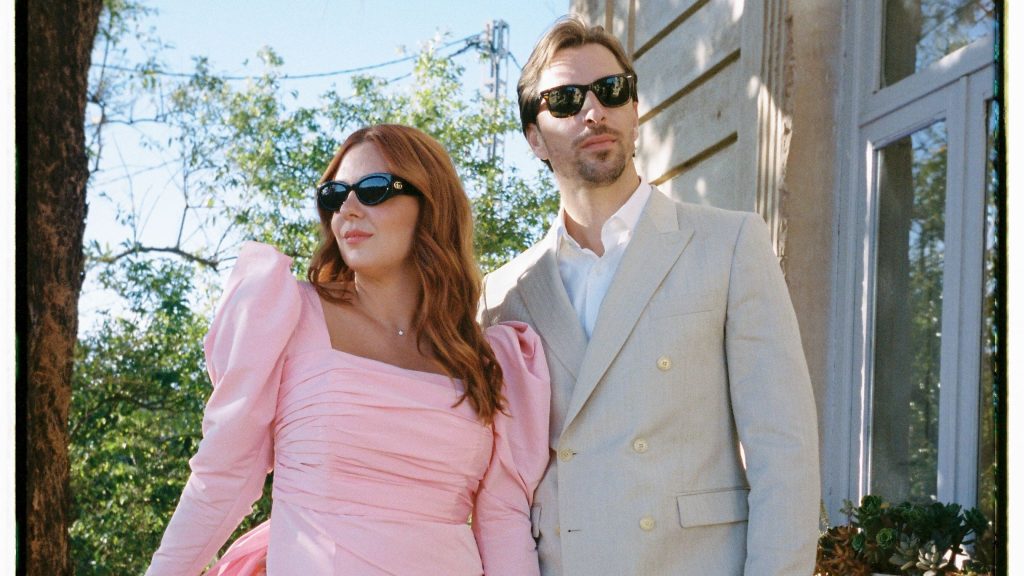 Esta novia llevó un atrevido vestido de color rosa (con un lazo XXL en la espalda) para su boda íntima y atípica en Valencia