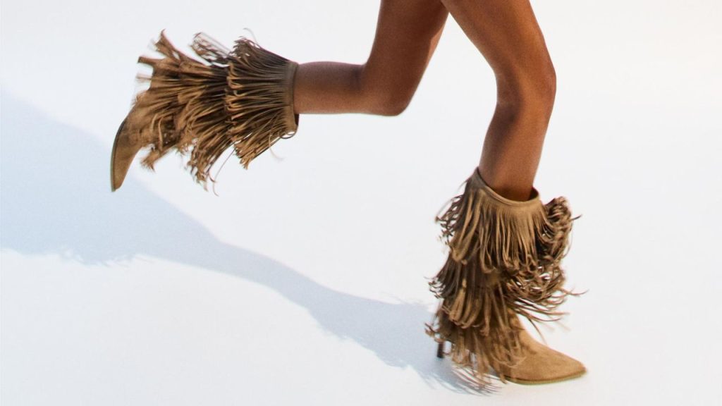 Estas botas de flecos de Bershka serán las favoritas de la primavera