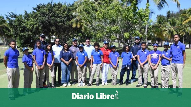 Estudiantes de escuela pública hacen historia al jugar golf