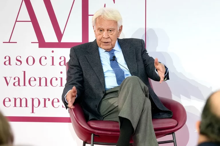 Felipe González: "La quita de deuda es mentira. Nos la vamos a tragar"