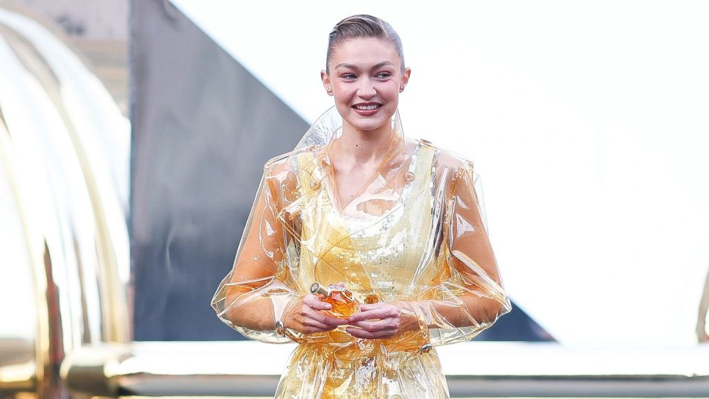 Gabardinas transparentes: Gigi Hadid y Blake Lively se adelantan a la tendencia más difícil del entretiempo