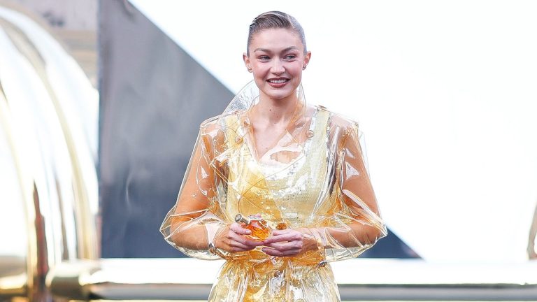 Gabardinas transparentes: Gigi Hadid y Blake Lively se adelantan a la tendencia más difícil del entretiempo