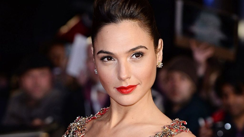 Gal Gadot nos enseña cómo llevar stilettos negros de charol para elevar el power dressing a otro nivel