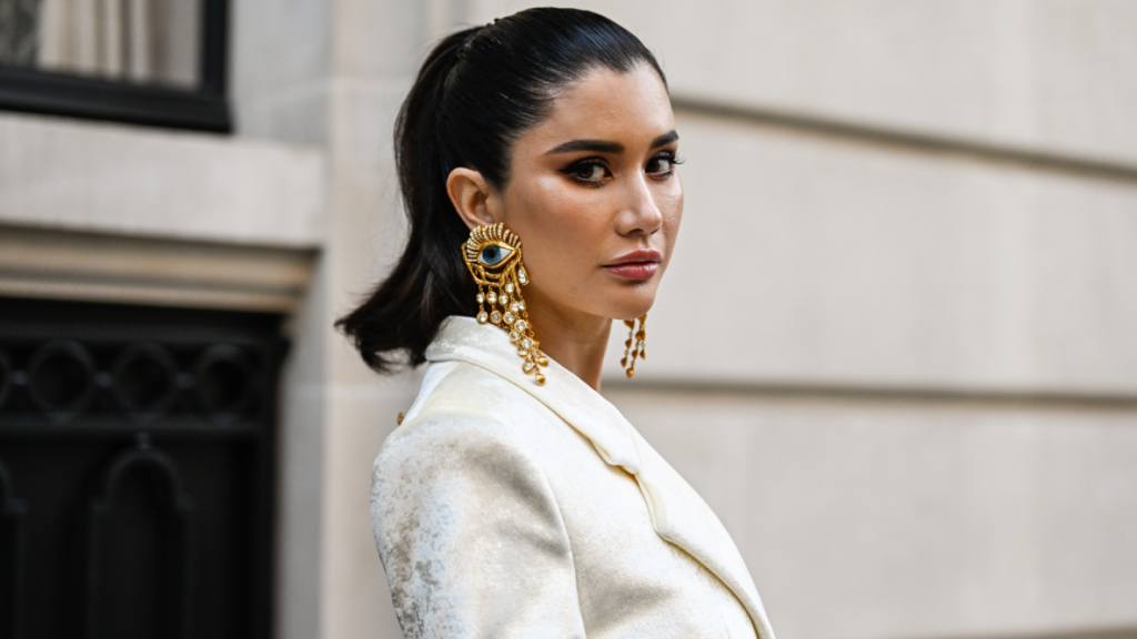 Guía de estilo: ¿qué aretes debo usar según mi escote favorito?