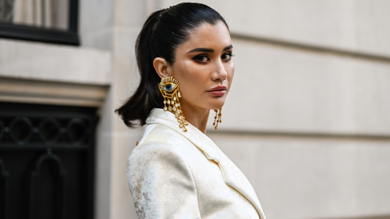 Guía de estilo: ¿qué aretes debo usar según mi escote favorito?