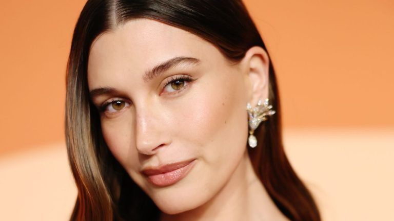 Hailey Bieber recupera la manicura glazed donut
