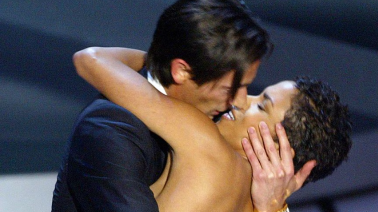 Halle Berry y Adrien Brody protagonizan el beso de la venganza 22 años después