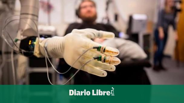 Hombre con parálisis logra mover un brazo robótico con pensamientos