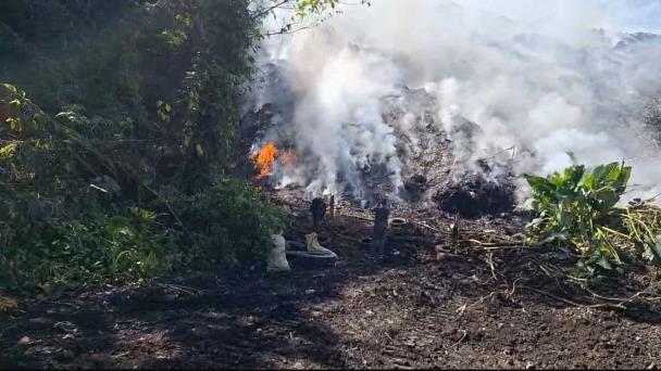 Incendio en vertedero de Bonao: bomberos Trabajan en Extinción