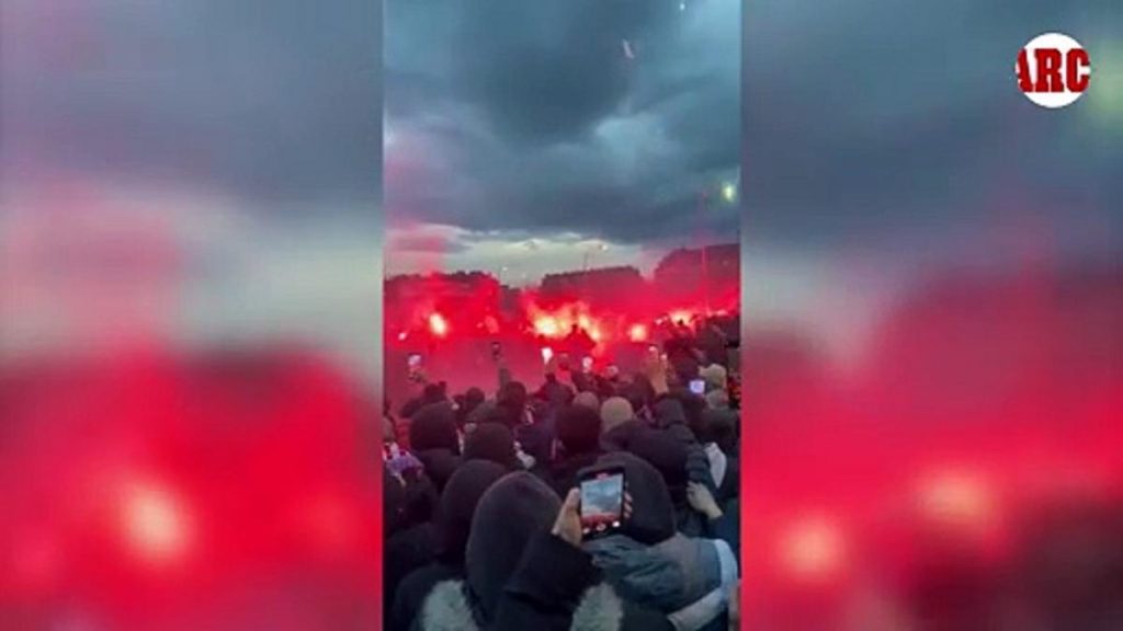 Infiltrados en el 'infierno rojiblanco': busiana, bengalas, cargas policiales...
