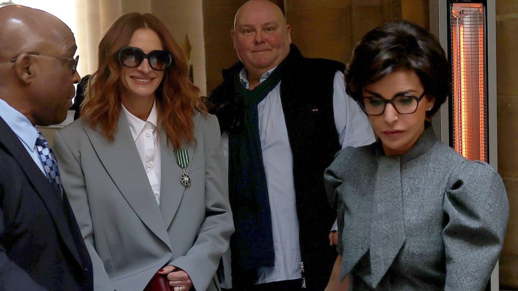 Julia Roberts reinterpreta el icónico traje de chaqueta que llevó en los Globos de Oro de 1990