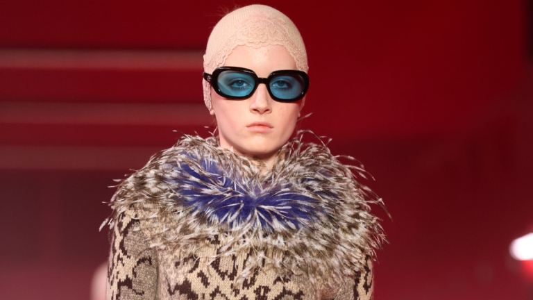 Kai Schreiber, hija de Naomi Watts, revive las gafas entintadas y con ellas le decimos adiós a los lentes espejo
