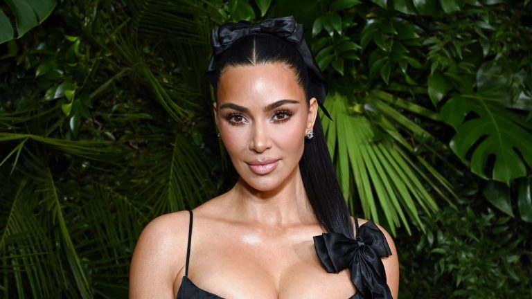 Kim Kardashian y su ‘look’ inspirado en el archivo de Chanel para la noche antes de los Oscar 2025