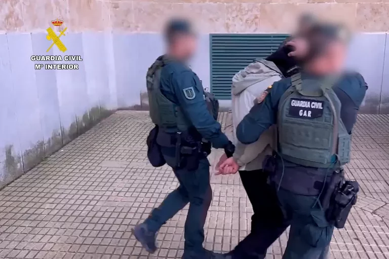 La Guardia Civil detiene a tres hombres vinculados al terrorismo yihadista  que suponían una "potencial amenaza para la Seguridad Nacional"