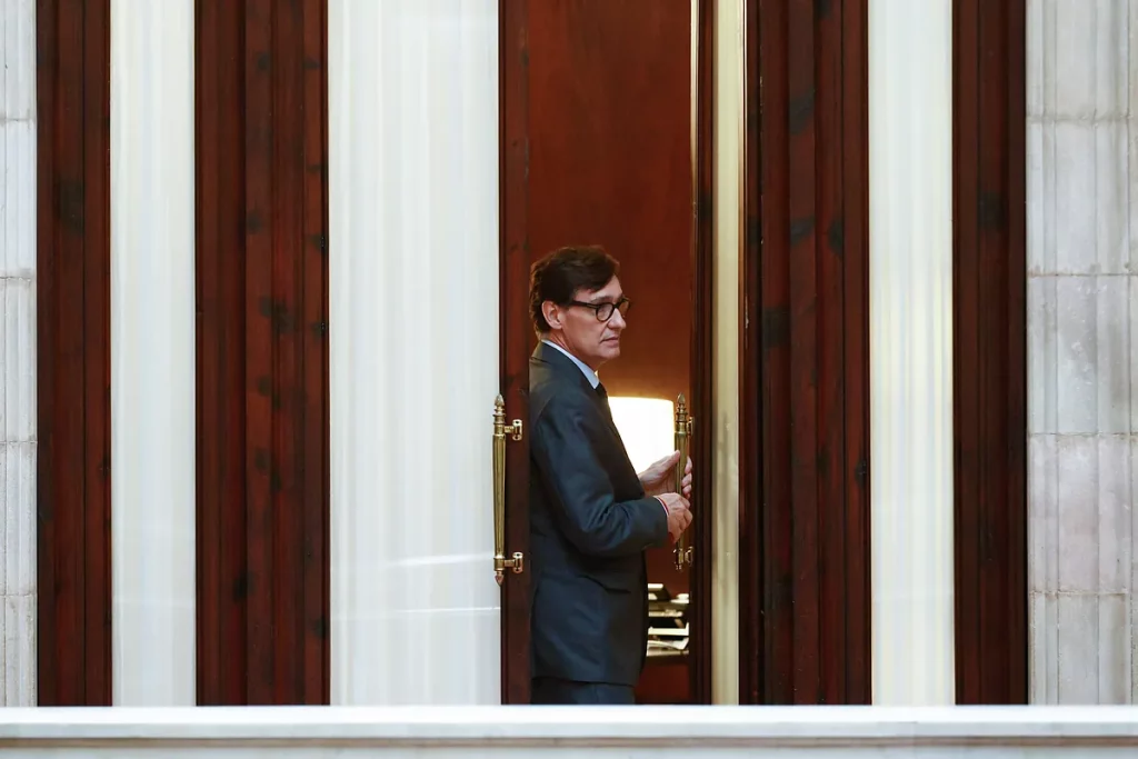 El president de la Generalitat, ayer, en su despacho del Parlament durante el pleno.
