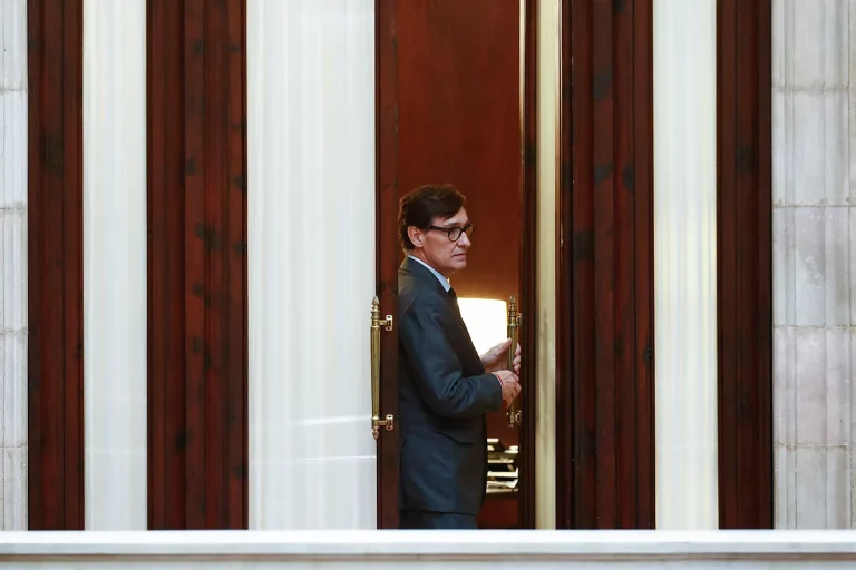 El president de la Generalitat, ayer, en su despacho del Parlament durante el pleno.