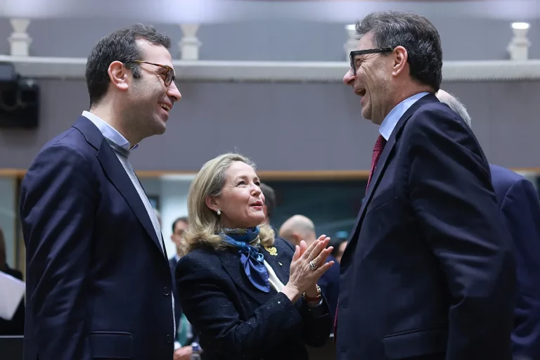 La UE simplifica los informes fiscales del tipo mínimo para multinacionales