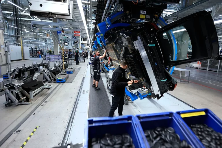 La actividad de las empresas de la eurozona crece por tercer mes consecutivo