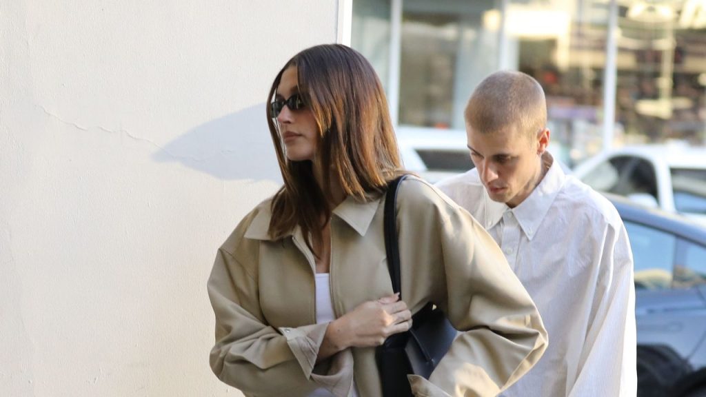 La chaqueta de entretiempo que mejor queda con tus básicos no es una gabardina (lo confirman Hailey Bieber y el armario de tu padre)