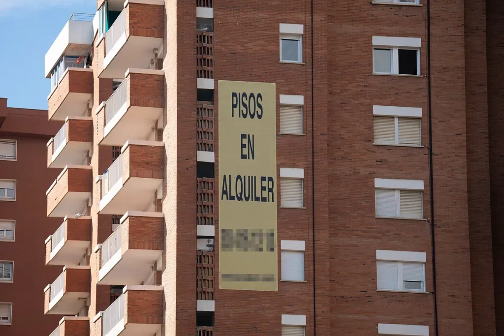 La espantada de los inversores y la retirada de pisos ahondan en la caída de la oferta de alquiler