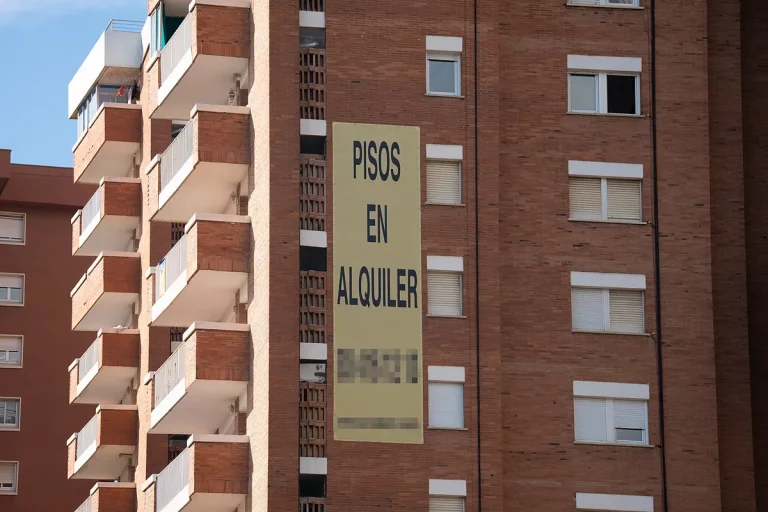 La espantada de los inversores y la retirada de pisos ahondan en la caída de la oferta de alquiler