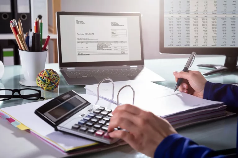 La facturación del sector servicios sube un 5,5% en enero y la industria cae un 0,4%