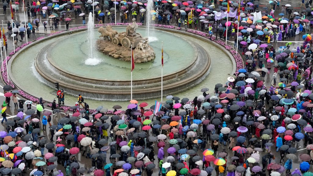 La lluvia acompaña a la primera de las dos manifestaciones del 8-M en Madrid: "Aquí estamos las feministas"