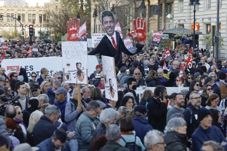 La presión social mantiene el foco sobre el 29-O de Mazón: miles de personas piden su dimisión en la sexta manifestación