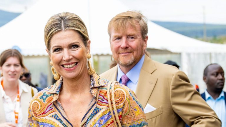 La reina Máxima es verano con pendientes de rafia, un sombrero fedora y alpargatas