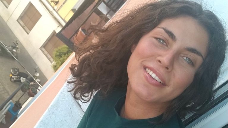 Laura Chivite, escritora: “Cada vez hay más voces lesbianas en la literatura y lo celebro. Si es una moda, me aprovecho de ella y la aplaudo”