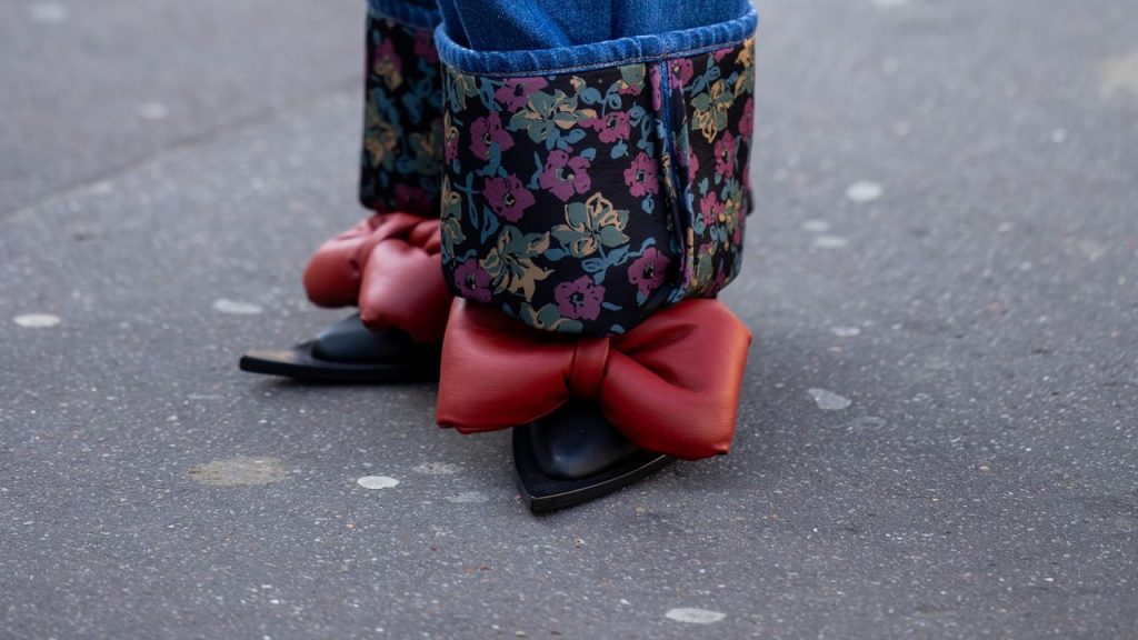 Lazos, el detalle que invadirá todos tus zapatos esta primavera 2025