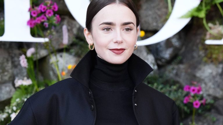 Lily Collins siempre lleva el jersey básico que las profesionales de la moda mejor vestidas recomiendan esta primavera