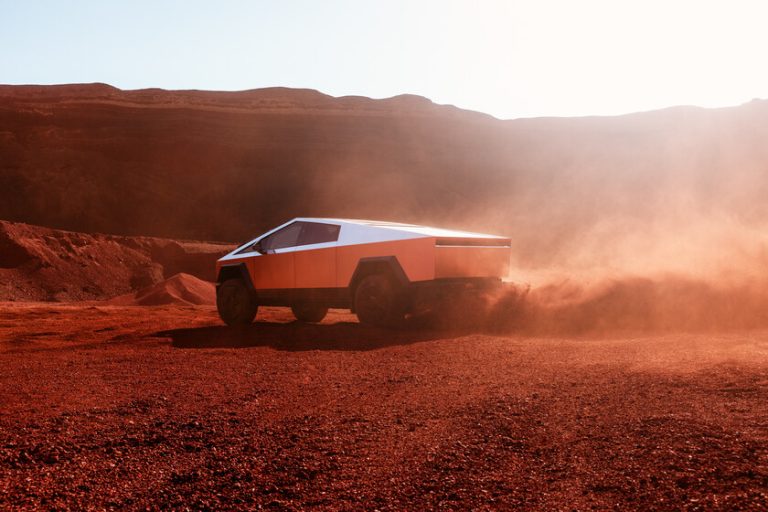 Llenar un Tesla Cybertruck de paneles solares solo cuesta 10.000 dólares. Sus dueños tienen ahora 7,5 kilómetros extra de autonomía