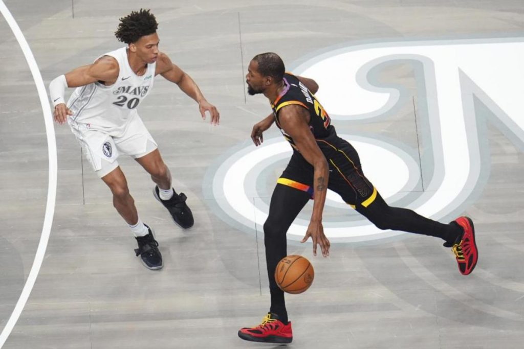 Los Suns hurgan en la herida de los Mavs para acrecentar su crisis