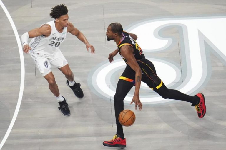 Los Suns hurgan en la herida de los Mavs para acrecentar su crisis