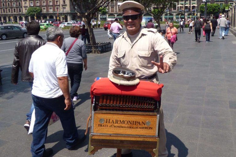 Los organilleros son parte del tejido cultural de Ciudad de México. El problema es que ya no hay quien fabrique los instrumentos