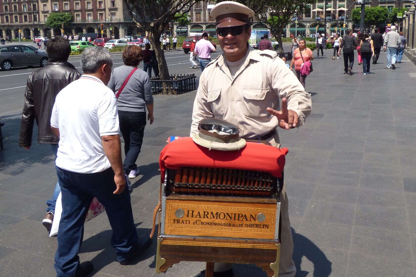 Los organilleros son parte del tejido cultural de Ciudad de México. El problema es que ya no hay quien fabrique los instrumentos