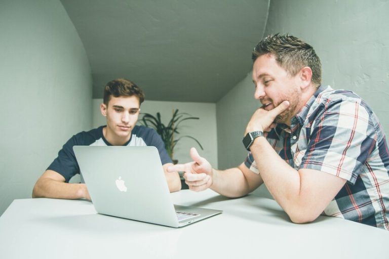 Los trabajos para "principiantes" ya no lo son, y no solo la Generación Z tiene un problema. Requieren de experiencia y pagan poco