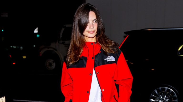 Los vaqueros de Mango de Emily Ratajkowski que le quedan bien a todo el mundo (sin excepción)