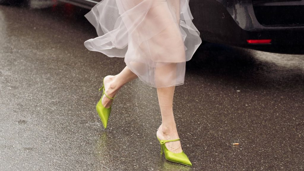 Los zapatos más tendencia entre las invitadas de 2025 serán satinados o no serán