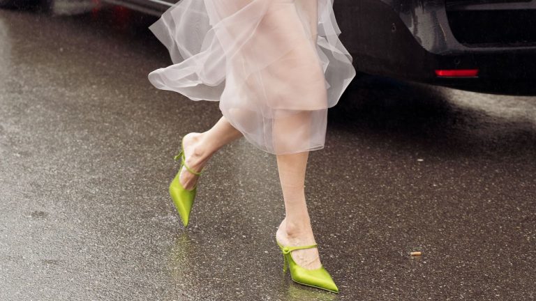 Los zapatos más tendencia entre las invitadas de 2025 serán satinados o no serán
