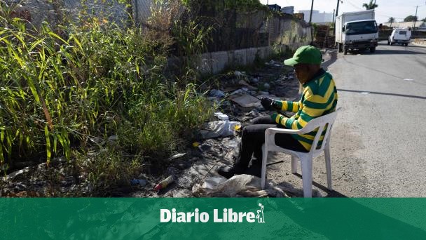 Maleza arropa acera en la calle Juan Ballenilla