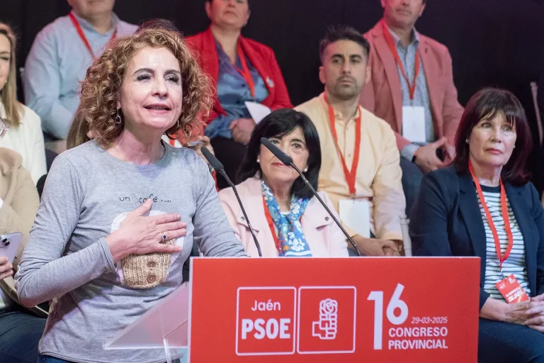 María Jesús Montero tacha de "vergüenza" la sentencia que absuelve a Alves y critica que se cuestione a la víctima: "Estamos contigo"