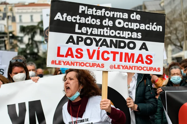 Más de 20.000 viviendas están a la venta mientras permanecen okupadas