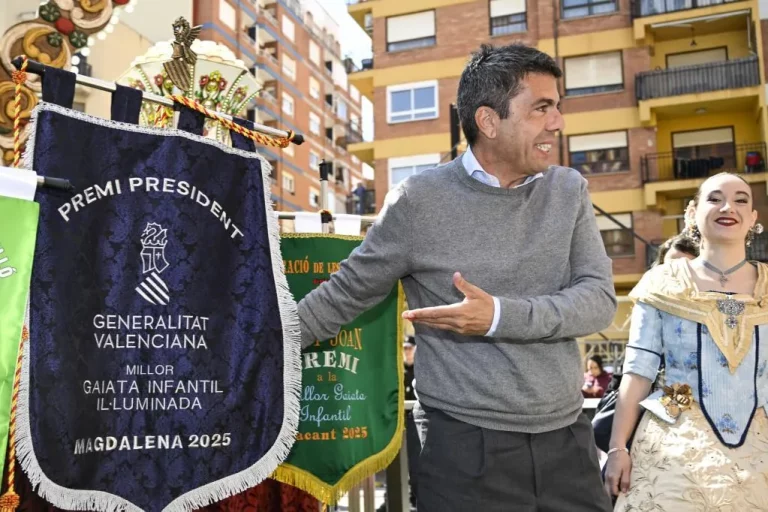 Mazón cambia de estrategia sin que afloje la presión social contra él en la calle