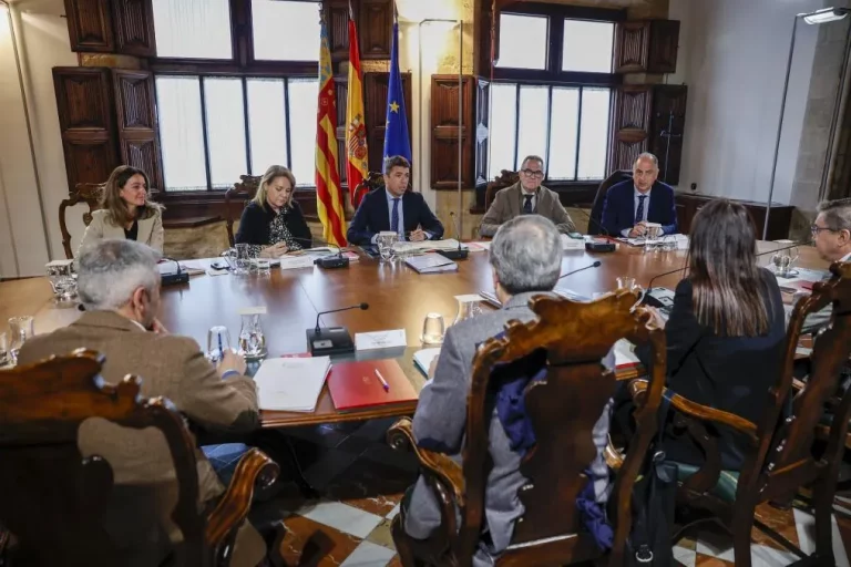 Mazón presenta un presupuesto récord con el aplauso de Vox y cesiones en las ayudas a la cooperación y el valenciano