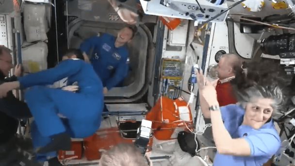Misión enviada por SpaceX llega a los astronautas de la NASA