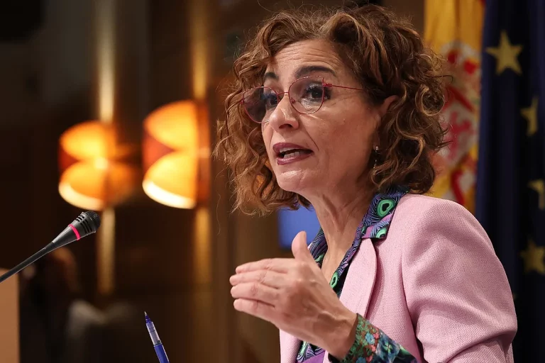 Montero estudia una deducción para perceptores del salario mínimo con un impacto de 200 millones